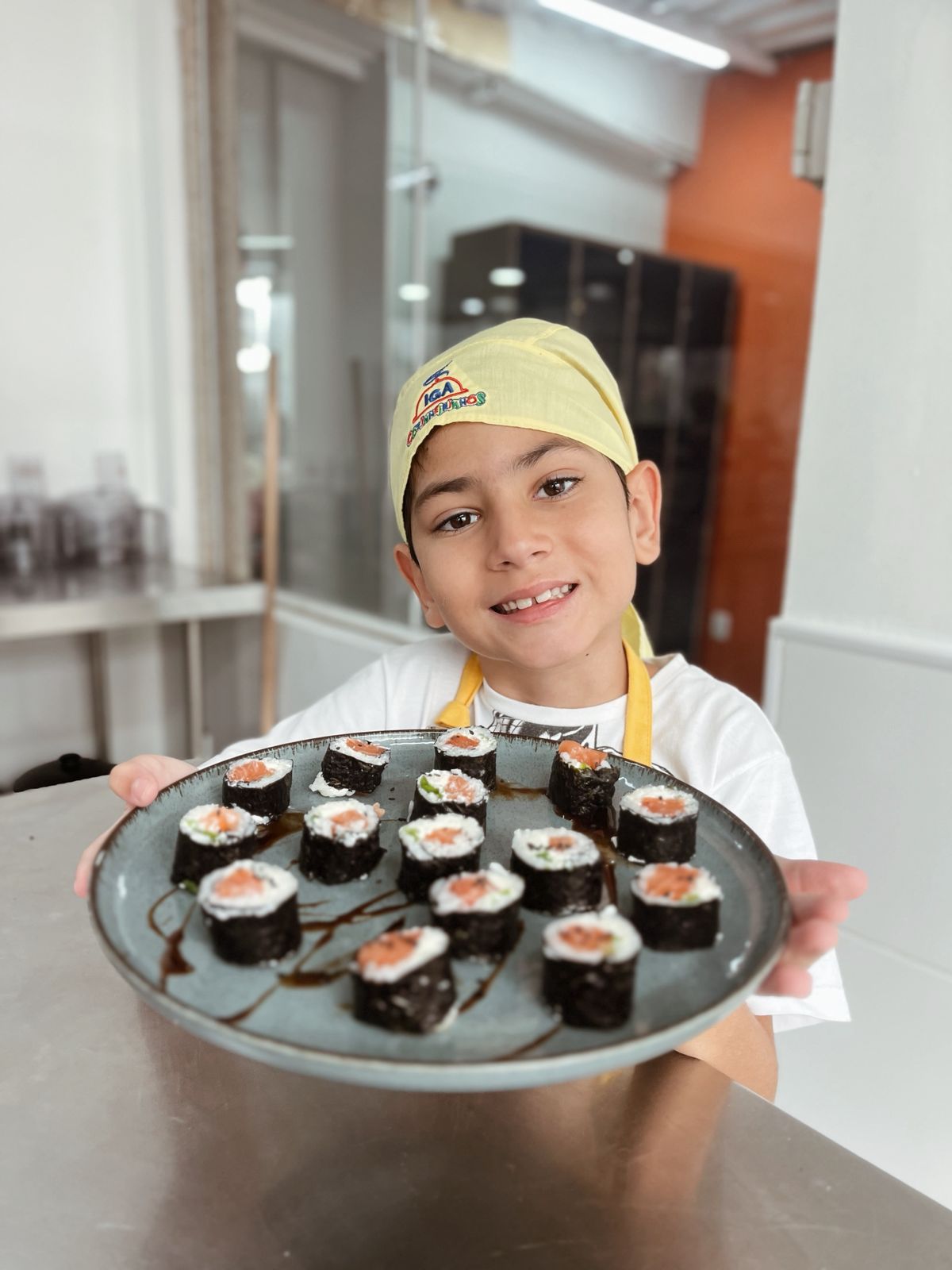 Aluno na cozinha do IGA Cabo Frio