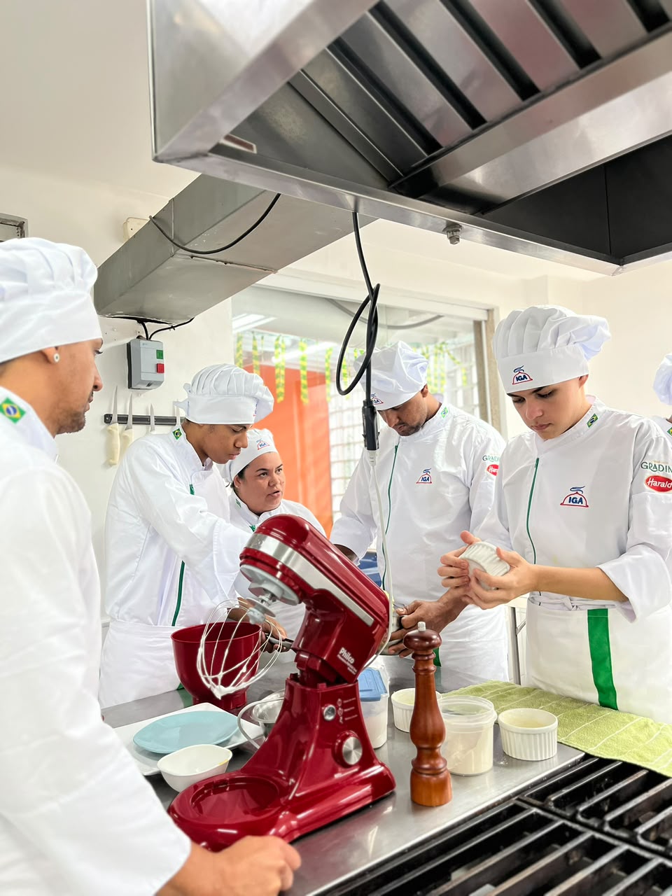 Aluno na cozinha do IGA Cabo Frio